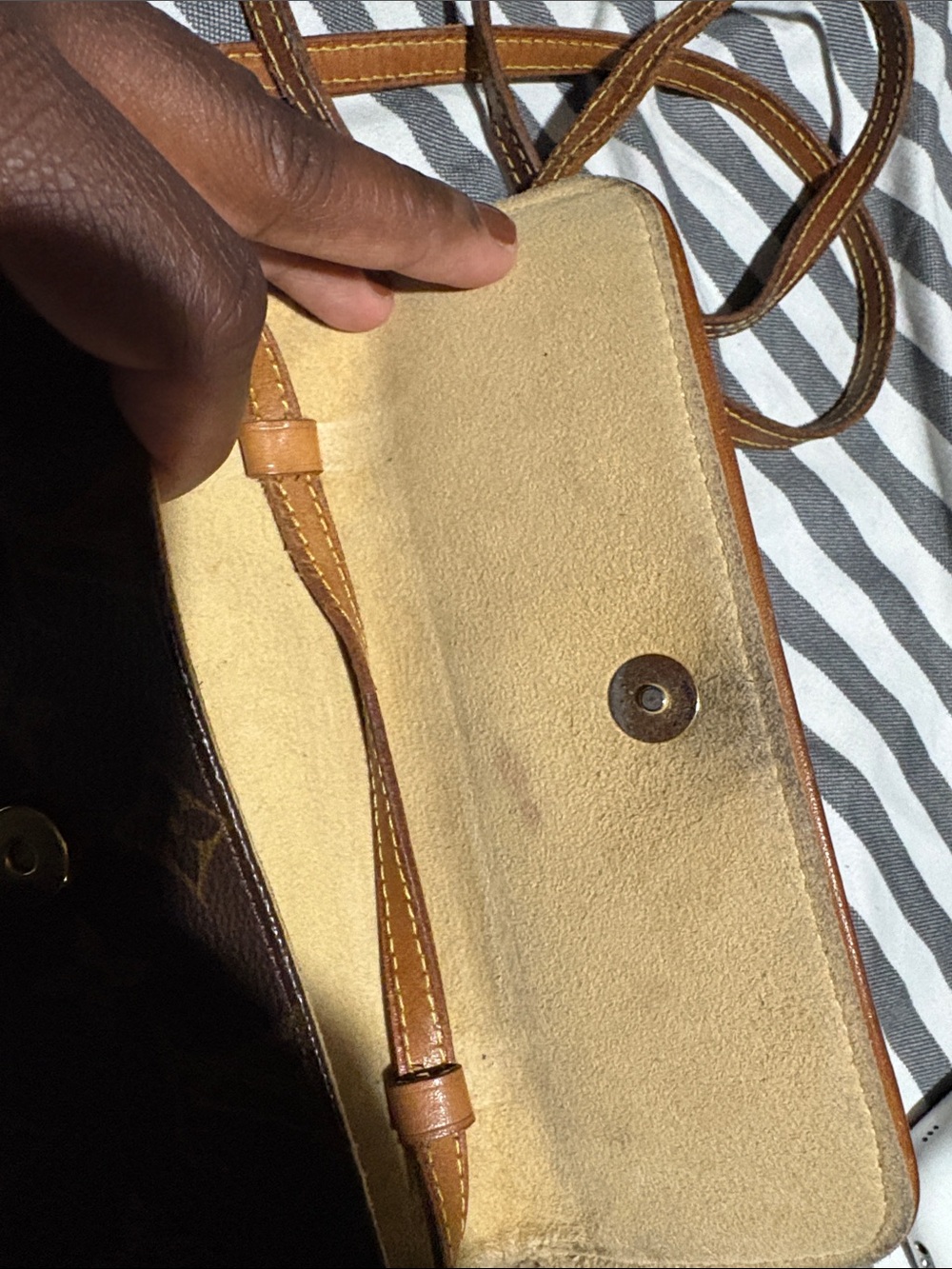 Louis Vuitton Brown Monogram Crossbody Bag with Tan Trim - Picture 2 of 5